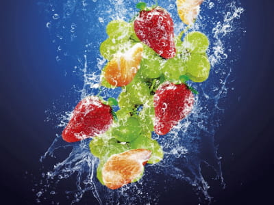 Fototapeta Owoce i jagody w wodzie