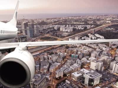 Fototapeta Samolot nad dużym miastem