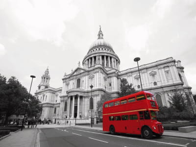 Fototapeta Czerwony autobus i katedra
