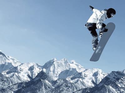 Fototapeta Snowboardzista w górach