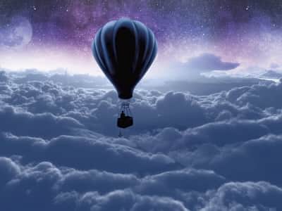 Fototapeta Balon na ogrzane powietrze nad chmurami