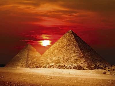 Fototapeta Piramidy o zachodzie słońca