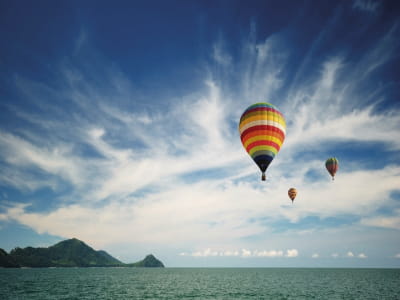 Fototapeta Balony na ogrzane powietrze nad morzem