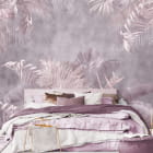 Miniatura fototapety Liście palmowe na różowym tle we wnętrzu sypialni