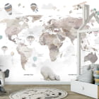 Miniatura fototapety Mapa świata z misiem w pastelowych kolorach we wnętrzu pokoju dziecka