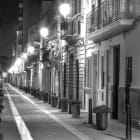 Miniatura fototapety Czarno-biała wąska ulica