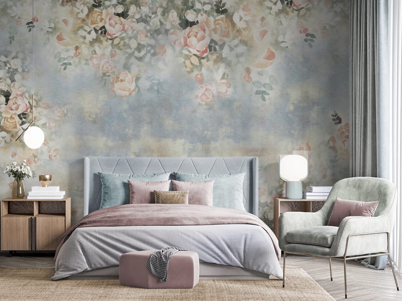 Fototapeta Lekkie kremowe róże we wnętrzu sypialni