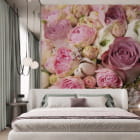 Miniatura fototapety Różne róże we wnętrzu sypialni