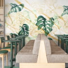 Miniatura fototapety Liście lasów tropikalnych we wnętrzu kawiarni