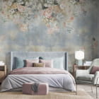 Miniatura fototapety Lekkie kremowe róże we wnętrzu sypialni