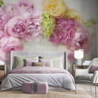 Miniatura fototapety Piękne różowe róże we wnętrzu sypialni