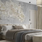 Miniatura fototapety Kwitnące białe piwonie we wnętrzu sypialni