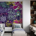 Miniatura fototapety Fioletowe graffiti we wnętrzu pokoju nastolatka